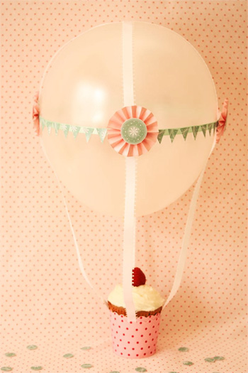 подарок к 14 февраля, на день валентина или на годовщину: послание в бутылке: воздушный шар, который поднимает пирожное или подарок