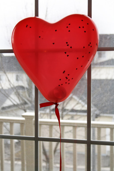 идея оформления подарка на 14 февраля, на день валентина - дарим подарок и поздравление внутри воздушного шара
