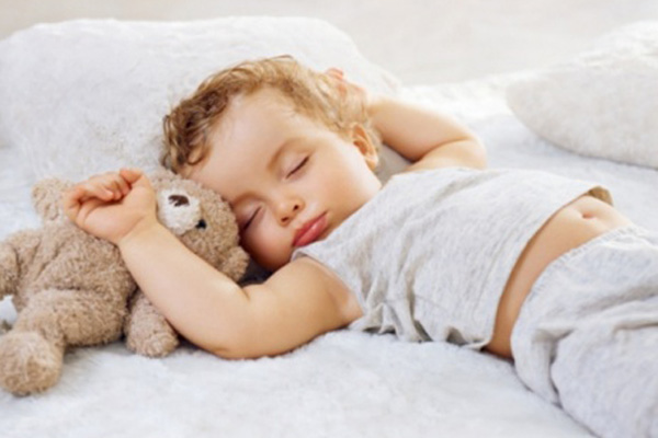 Подросший ребенок спит в дневной сон