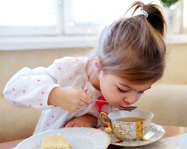 Тёплый чай с имбирём отлично помогает при простуде и кашле у ребёнка