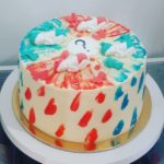 Красно-синий торт, украшенный фигурками младенцев
