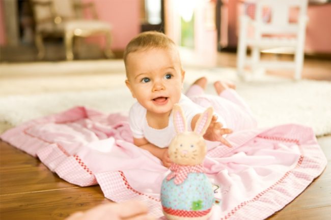 Новорождённая девочка 4 месяца с игрушкой