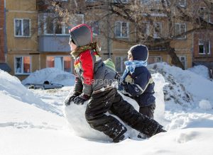 snezhnyj kom 300x219 - Народные игры и забавы с детьми зимой на свежем воздухе