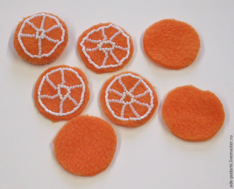 Делаем «Апельсинки-витаминки» — украшение из флиса и бисера для девочки, фото № 4