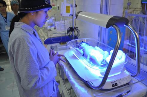 Сеанс фототерапии для новорожденного