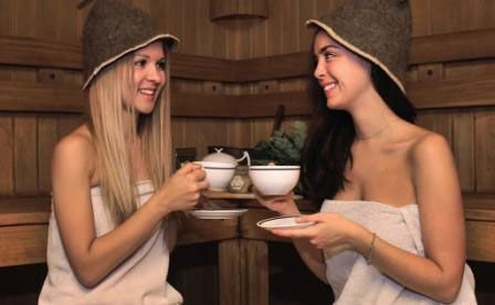 Девушки пьют чай в бане