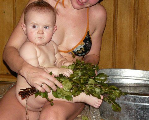 Мама с ребенком в бане