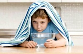 Как лечить жидкие сопли у ребенка при чихании