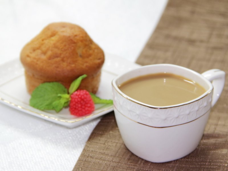 Чашка какао и ароматный мафин на столе на завтрак