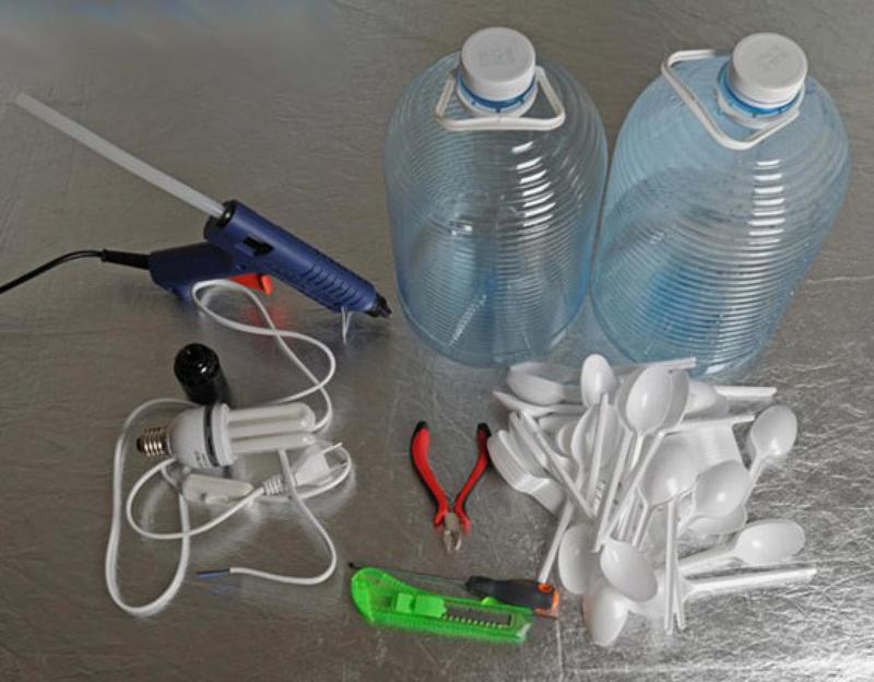Робот из крышек от пластиковых бутылок