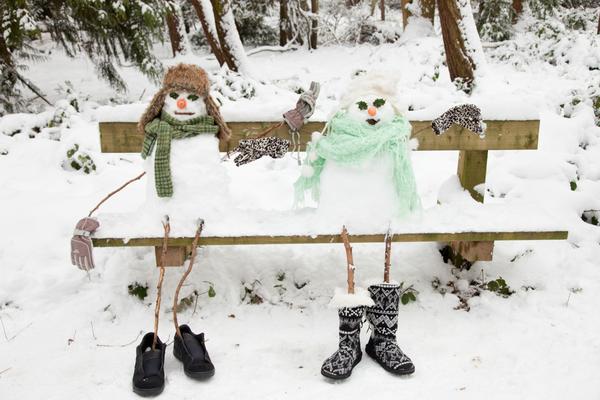 Снеговики на скамейке
