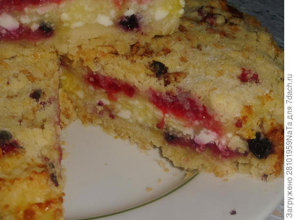 Насыпной пирог с творогом и ягодами