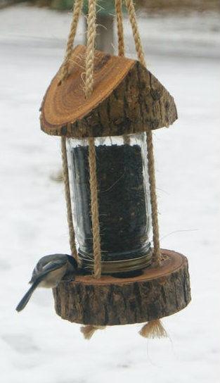 Кормушка для птиц из банки и дерева