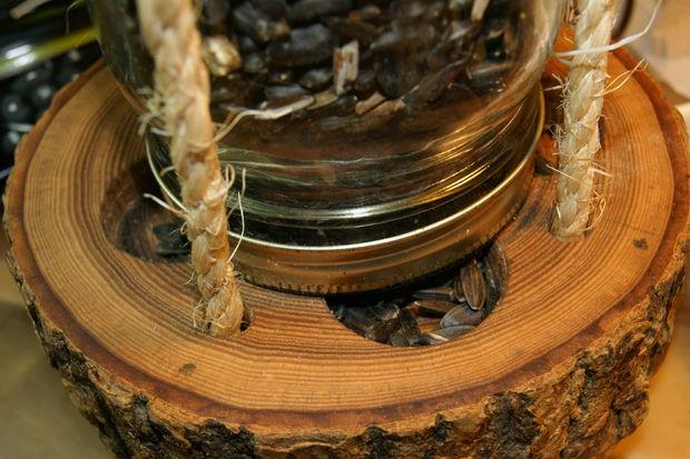Кормушка для птиц из банки и дерева