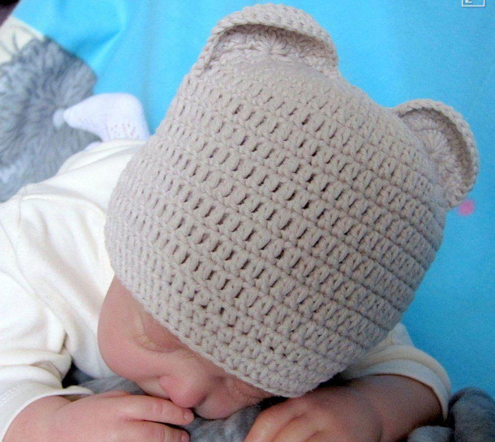 Младенец в вязаной шапке