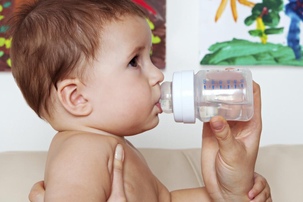 Можно ли поить грудничка водой: показания, предостережения и рекомендации