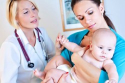 Консультация врача по вопросу держания новорожденного