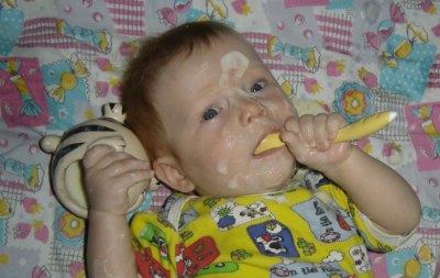 Введение прикорма раньше 6 месяцев оправдано только в том случае, если ребенок кормится одной лишь адаптированной смесью