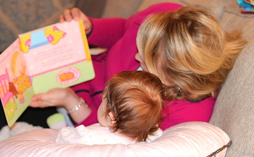Мама и дитя внимательно читают книжку