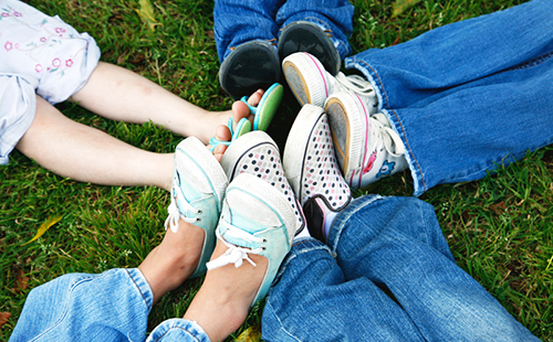 Разная обувь на ногах разных детей