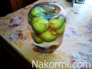 Яблочный компот с курагой и черносливом на зиму