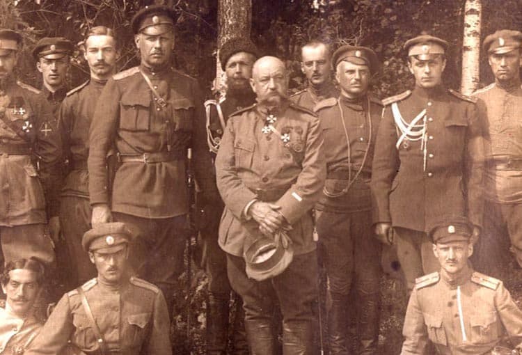 Юденич с группой офицеров