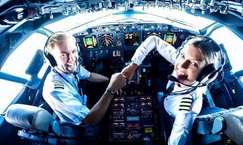 пилоты в кабине самолета