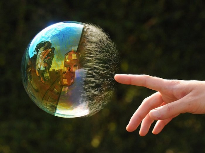 Чому мильні бульбашки переливаються