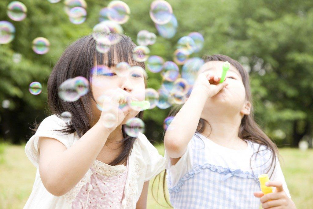 дети пускают мыльные пузыри