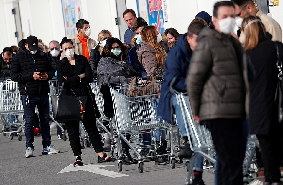 В воскресение жители северных итальянских городов нарушили свои традиции и ринулись в супермаркеты Фото: REUTERS