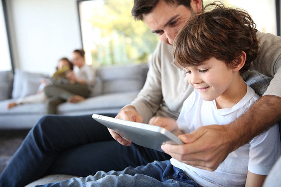 Родители, как правило, поступают не так: подсовывают планшет, только бы ребенок не мешал. 