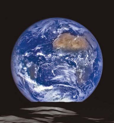 Снимок Земли на фоне Луны