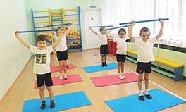 Дети на физкультуре