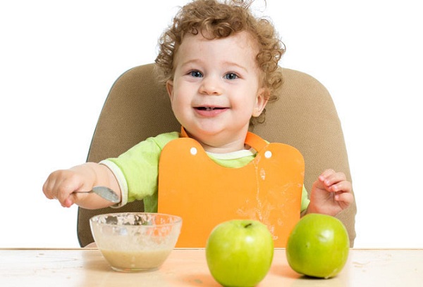 ребенок ест яблочное пюре