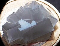 Sodiumchloride crystal 01.jpg