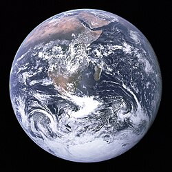 Кольорова фотографія Землі зроблена з Аполлона-17