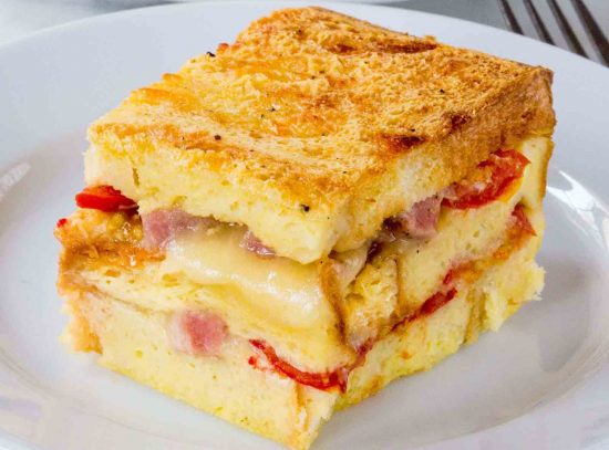 Слоёная хлебная запеканка с ветчиной, сыром и томатами
