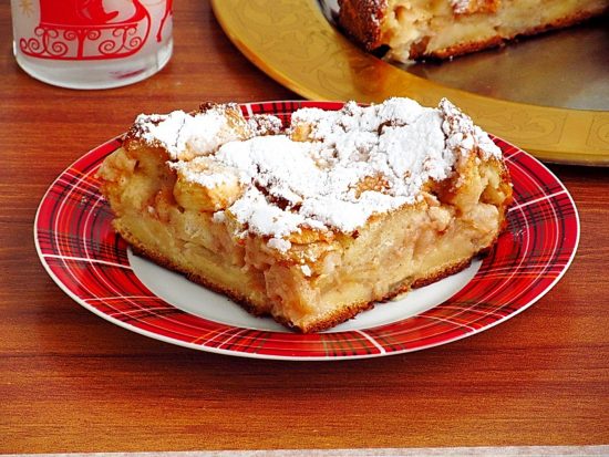 Яблочная шарлотка