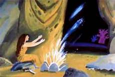 женщина разводит огонь в пещере