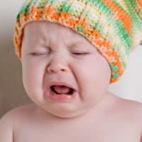 почему ребенок плачет после сна