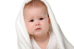 ребенок плачет после купания