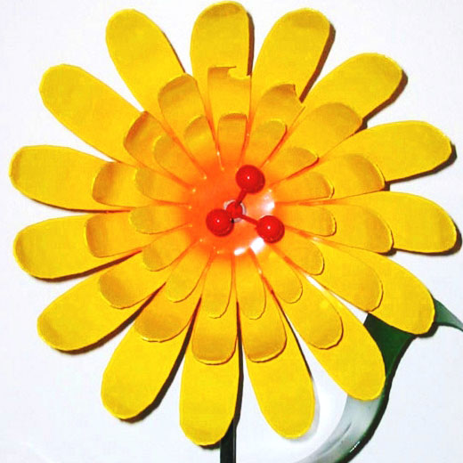 Интересное украшение для клумбы - цветок из жестяной банки 