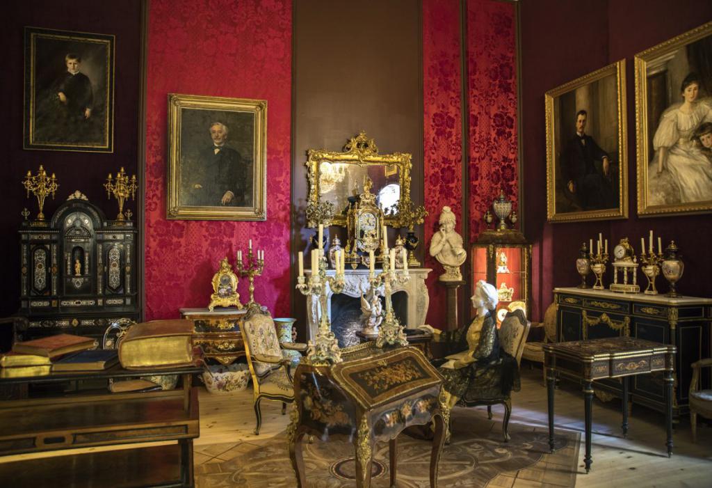 Комната с историческими предметами