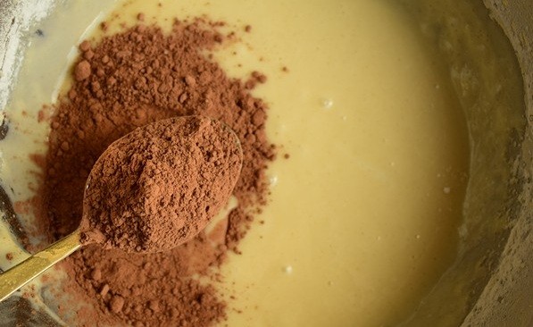 тесто, посыпанное какао-порошком, в миске