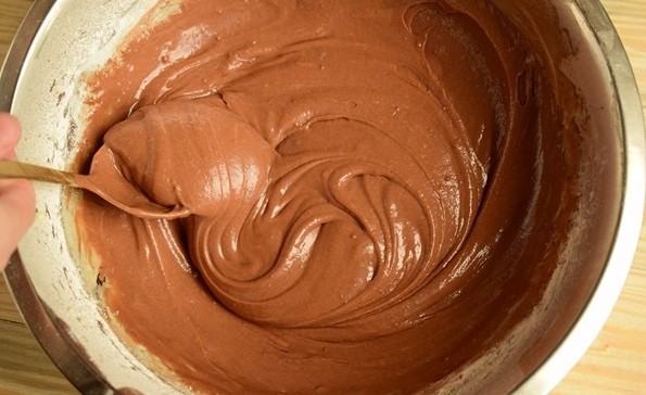 шоколадное тесто в миске с ложкой