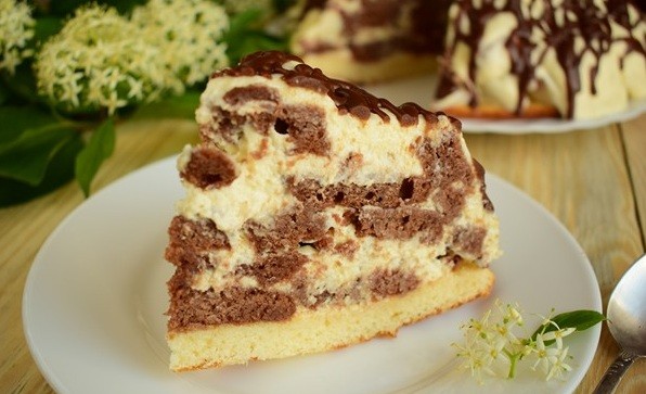 кусок торта с кремом и шоколадом на тарелке