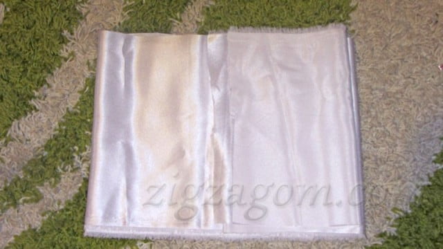 Вырежьте полосу из белой ткани нужной длины, шириной в 15-20 см.